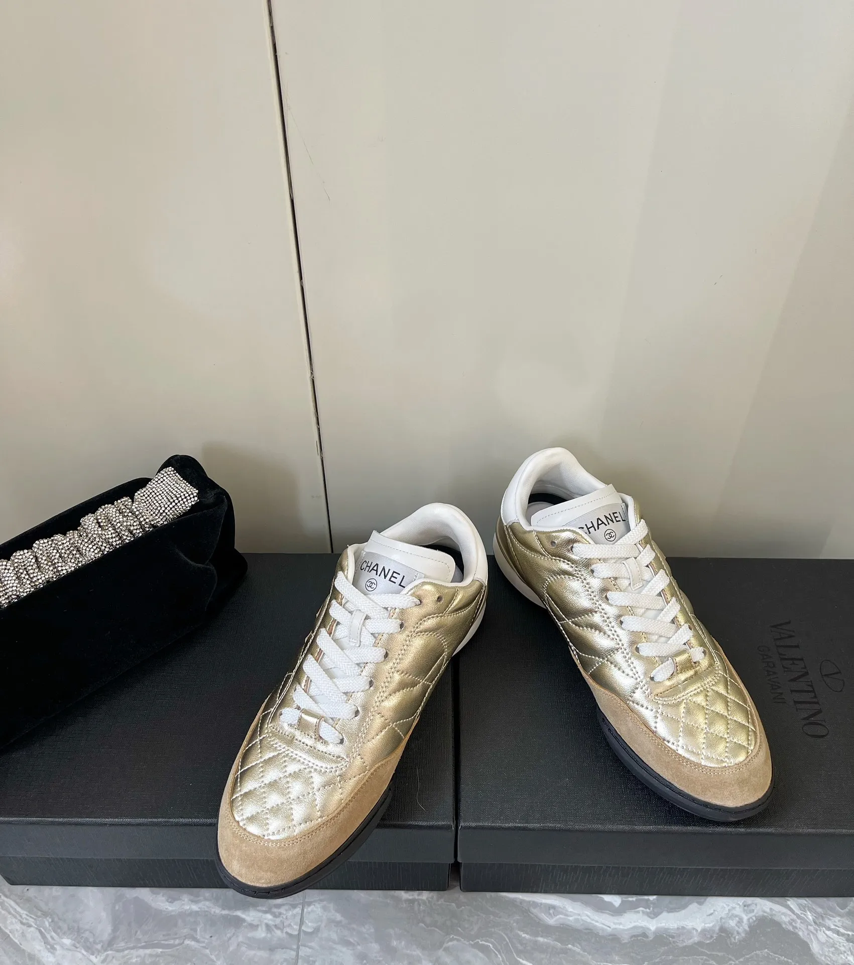 👟👟Ex-factory price 520👟👟 𝐂𝐇𝐀𝐍𝐄𝐋 Chanel's latest rhombus sports sneakers, new color white shoes ✔️ Full cowhide leather surface. The new color matching fabric adds many elements to make it look very exquisite. It will make your legs look longer when you put it on. Authentic counter replica. The upper foot can be said to be really super good! Size: 35-40 original packaging